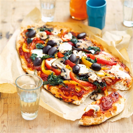 Pizza mit Pilzen und buntem Gemüse