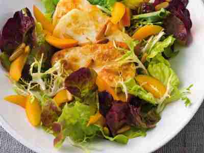 Aprikosen-Salat mit Honig-Dressing