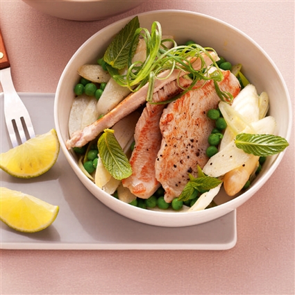 Spargelsalat mit Erbsen und Pute