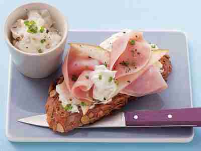 Birnen-Ricotta mit Schinken auf Kürbiskernbrot