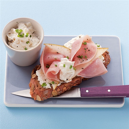 Birnen-Ricotta mit Schinken auf Kürbiskernbrot