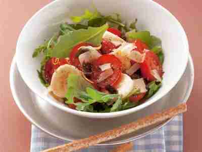 Bananen-Tomaten-Salat mit Vollkornstangen