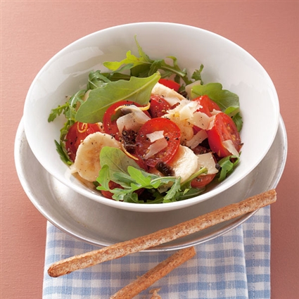 Bananen-Tomaten-Salat mit Vollkornstangen