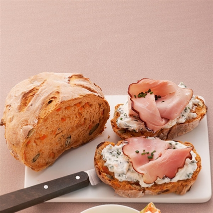 Möhren-Kürbiskernbrot mit Kräuterquark
