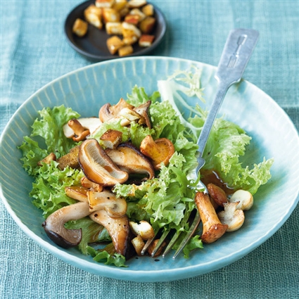 Pilzsalat mit gerösteten Brezeln