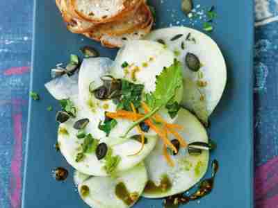 Kohlrabi-Carpaccio mit Brotchips
