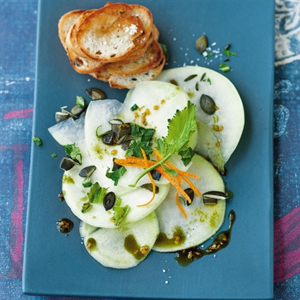Kohlrabi-Carpaccio mit Brotchips