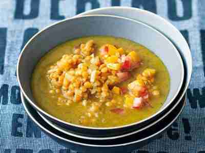 Scharfe Linsen-Suppe mit Mango