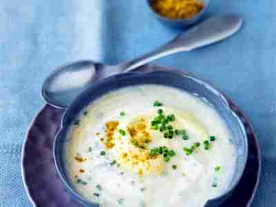 Blumenkohlsuppe mit Curry-Haube