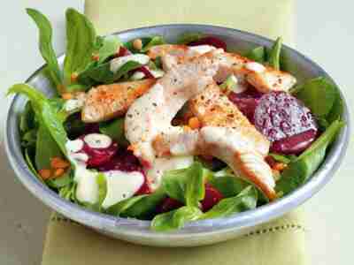 Roter Linsensalat mit Putenstreifen
