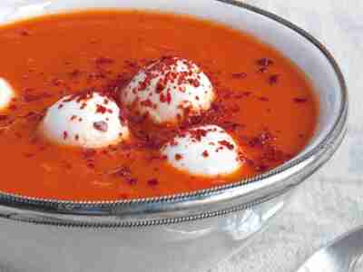 Tomatensuppe mit Mozzarellakugeln