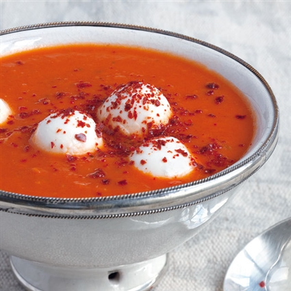Tomatensuppe mit Mozzarellakugeln