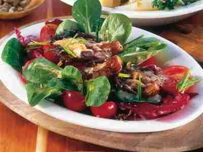 Gebackene Pilze auf Salat