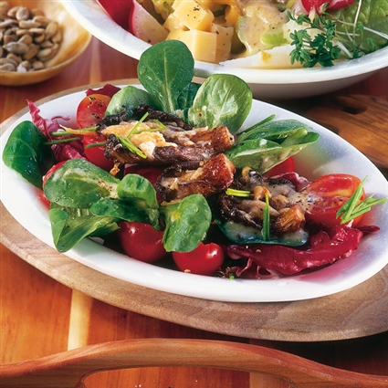 Gebackene Pilze auf Salat