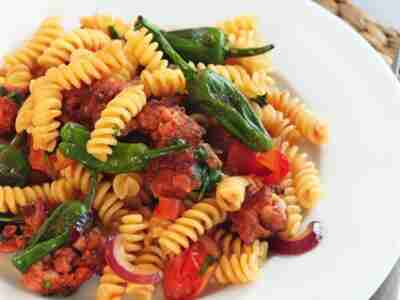 Salsiccia-Nudeln mit Blattspinat