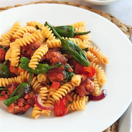Salsiccia-Nudeln mit Blattspinat