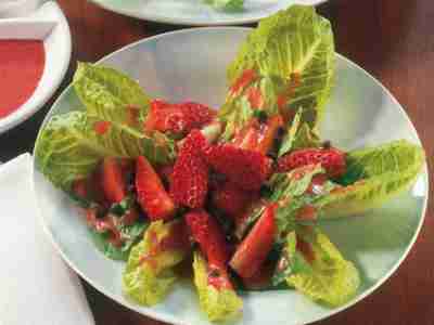 Schneller Romanasalat mit Erdbeeren