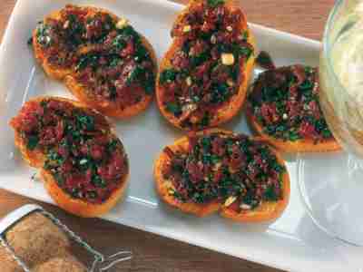 Schnelle Crostini mit getrockneten Tomaten