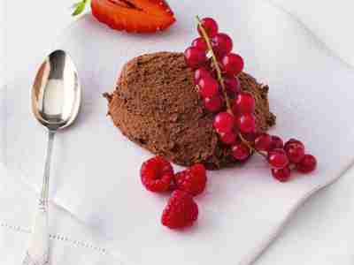Mousse au chocolat garniert mit Beeren