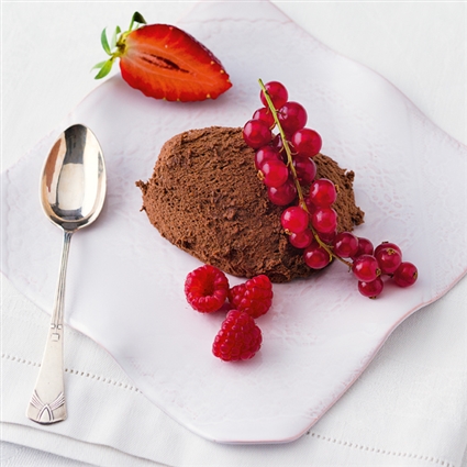 Mousse au chocolat garniert mit Beeren