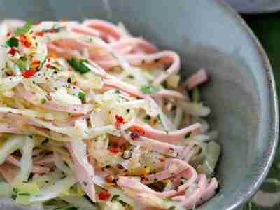 Warmer Wurst-Kraut-Salat