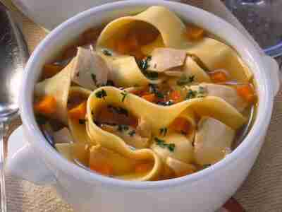 Nudelsuppe mit Huhn