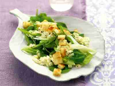 Spinatsalat mit Croûtons