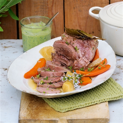 Pochierte Lammkeule mit Pesto