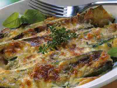 Vegetarische überbackene Zucchini