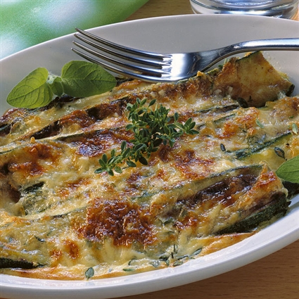 Vegetarische überbackene Zucchini