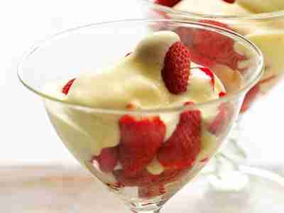 Zabaione mit Erdbeeren und Waldmeister