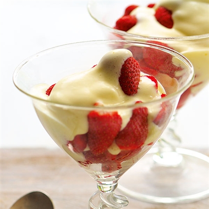 Zabaione mit Erdbeeren und Waldmeister