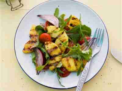 Blattsalat mit gegrillter Ananas
