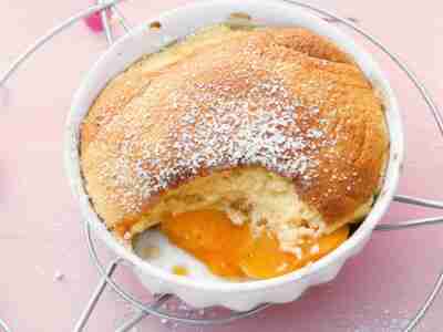 Grießsoufflé mit Pfirsichen