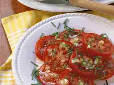 Vegetarischer Tomatensalat mit Zwiebeln