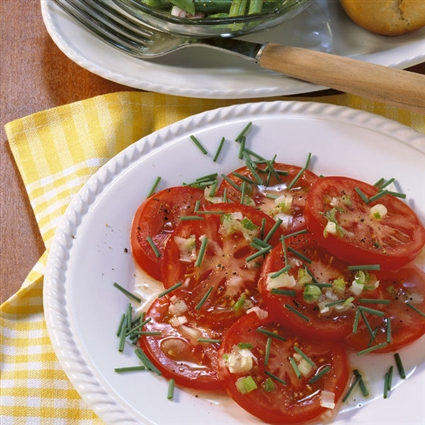 Vegetarischer Tomatensalat mit Zwiebeln