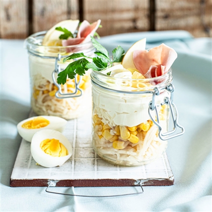 Schichtsalat mit gekochtem Schinken