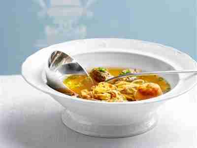 Hochzeitssuppe mit dreierlei drin
