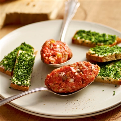 Tatar mit Schnittlauchbrot