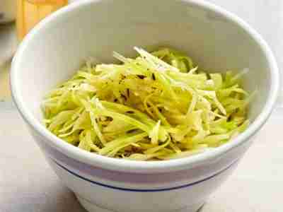 Krautsalat aus jungem Spitzkohl