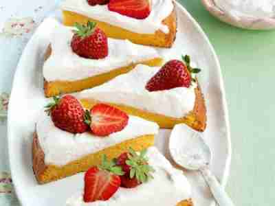 Kürbisbiskuit mit Erdbeeren und Avocadocreme
