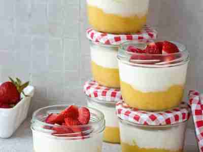 Zitronen-Joghurt mit Erdbeeren