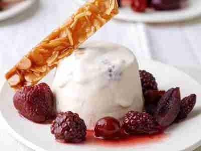 Rumtopf-Parfait mit Mandelkrokant