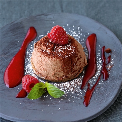 Schokoeis-Törtchen mit Himbeersauce