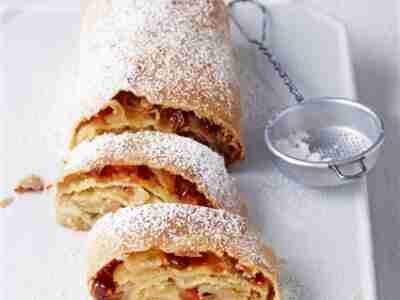 Apfelstrudel mit Pinienkernen und Rosinen