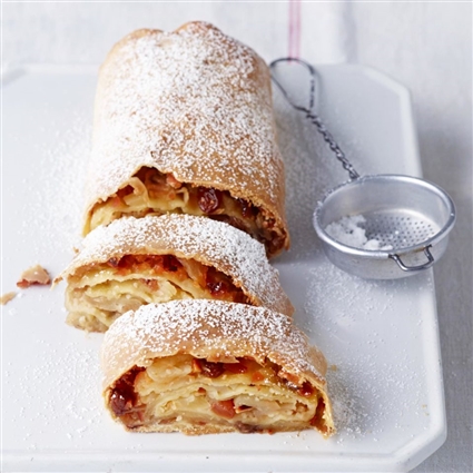 Apfelstrudel mit Pinienkernen und Rosinen