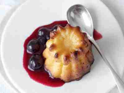 Cannelés de Bordeaux mit Schwarzen Johannisbeeren