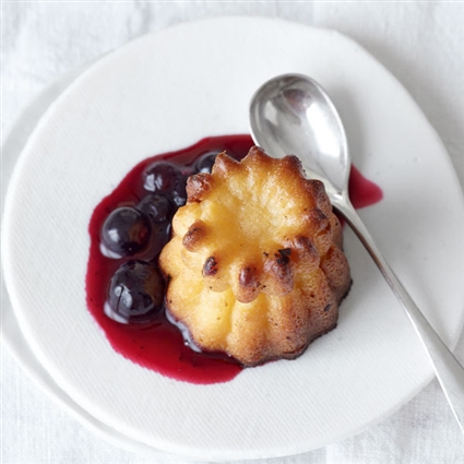 Cannelés de Bordeaux mit Schwarzen Johannisbeeren