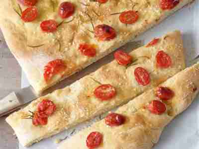 Focaccia mit Rosmarin und Datteltomaten