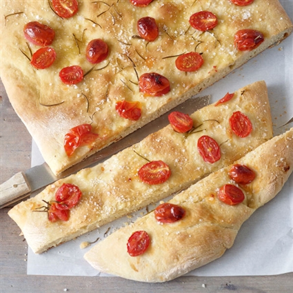 Focaccia mit Rosmarin und Datteltomaten